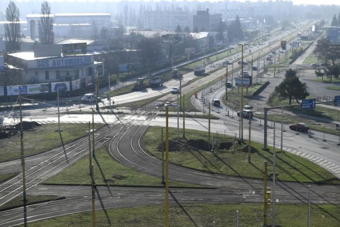 Ilustračný obrázok k článku Vodičov na kruhovom objazde Moldavská čakajú obmedzenia