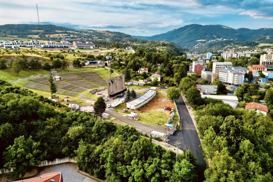 Ilustračný obrázok k článku Johnny DEPP dorazí na koncert po novom: Zničenú cestu na AMFITEÁTER opravujú, FOTO