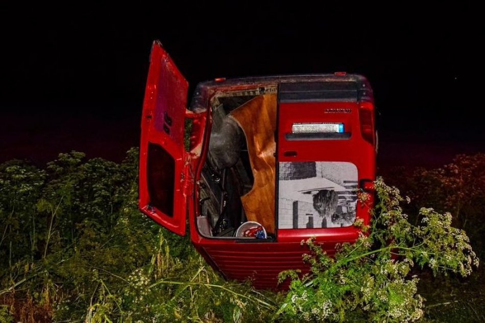 Ilustračný obrázok k článku OPITÝ vodič zišiel mimo cestu a dodávku PREVRÁTIL na strechu: Z miesta odišiel