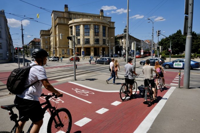 Ilustračný obrázok k článku Vallo o TOM, prečo natreli cyklopruhy na ČERVENO: Zastaviť na nich autom? Ani na BLIKAČKY!