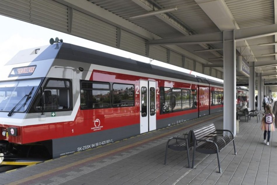 Ilustračný obrázok k článku Dve NOVÉ električky už jazdia v Poprade a v Tatrách: Aké majú vybavenie? FOTO