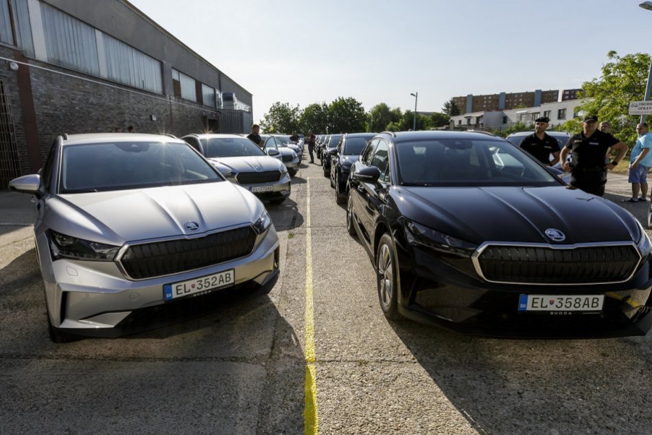 Ilustračný obrázok k článku Policajti dostali prvé ELEKTROMOBILY: Jazdiť na nich budú aj v Nitrianskom kraji