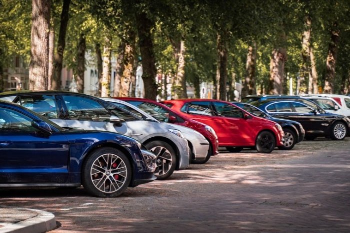 Ilustračný obrázok k článku Mesto rozšírilo parkovisko v obytnej zóne: Obnovou prešli aj chodníky