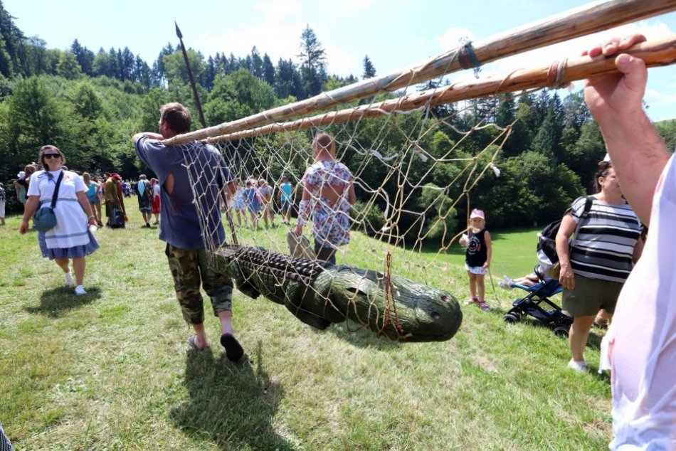 Ilustračný obrázok k článku Z humorného PRÍBEHU vznikla tradičná ATRAKCIA: Z tajchu lovili krokodíla, FOTO