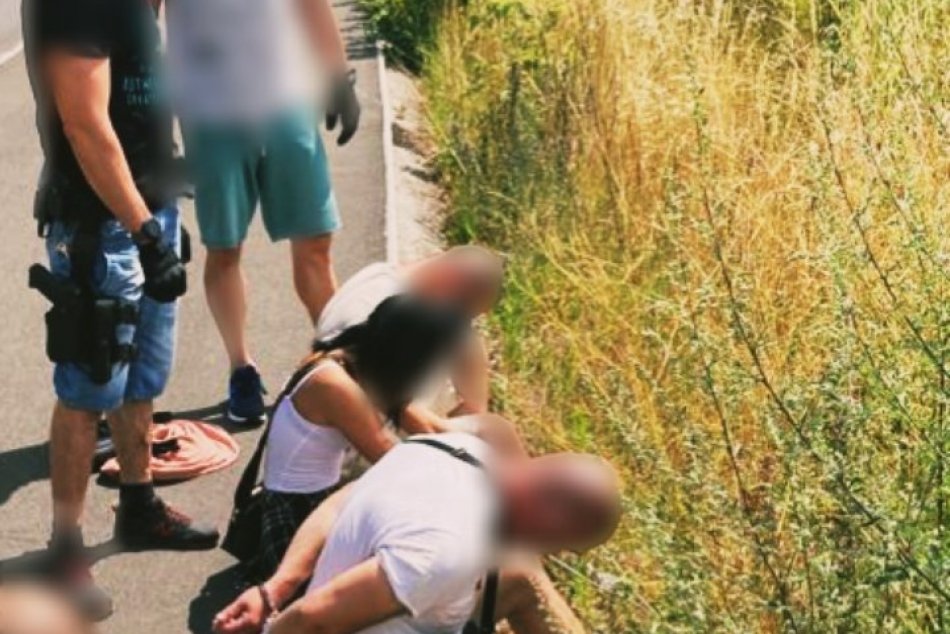 Ilustračný obrázok k článku PROTIDROGOVÁ akcia v uliciach Bystrice: Policajti zadržali 4 osoby, čo zaistili? FOTO