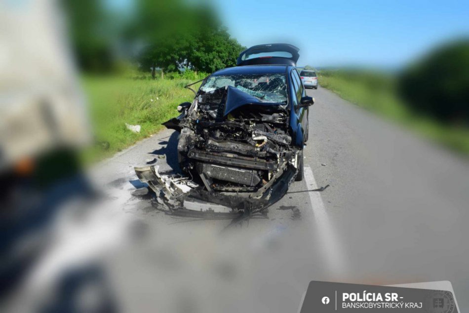Ilustračný obrázok k článku Auto narazilo do stojacej dodávky: Mladé dievča utrpelo ŤAŽKÉ zranenia, FOTO