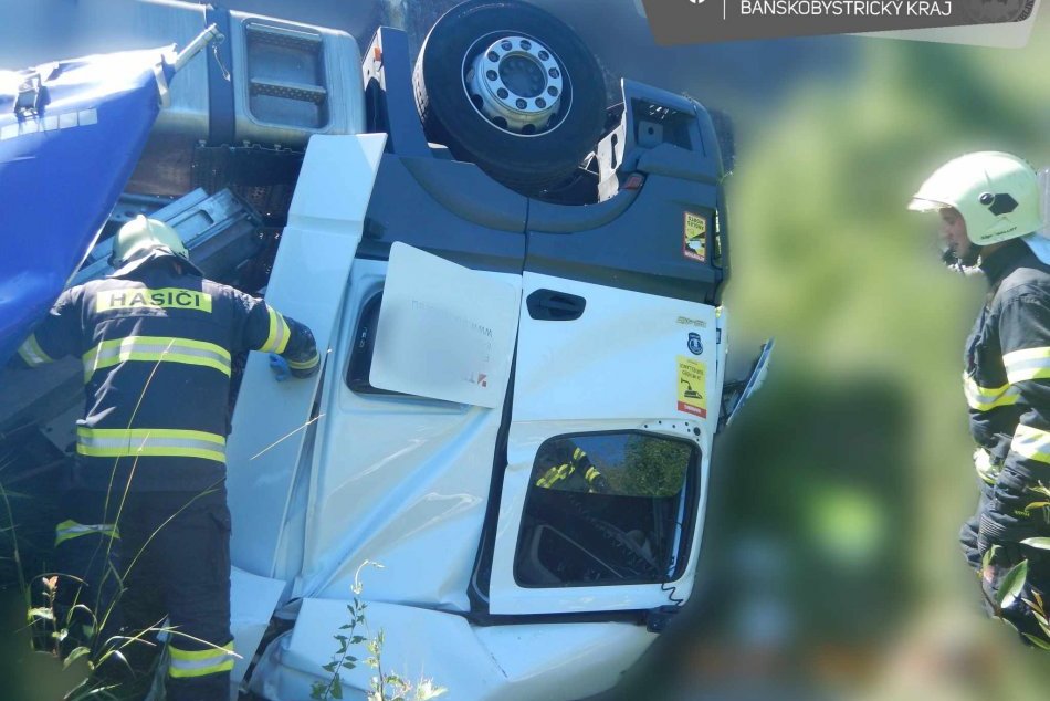 Ilustračný obrázok k článku HROZIVÁ nehoda na ceste: Kabína kamióna zostala TOTÁLNE zničená, FOTO