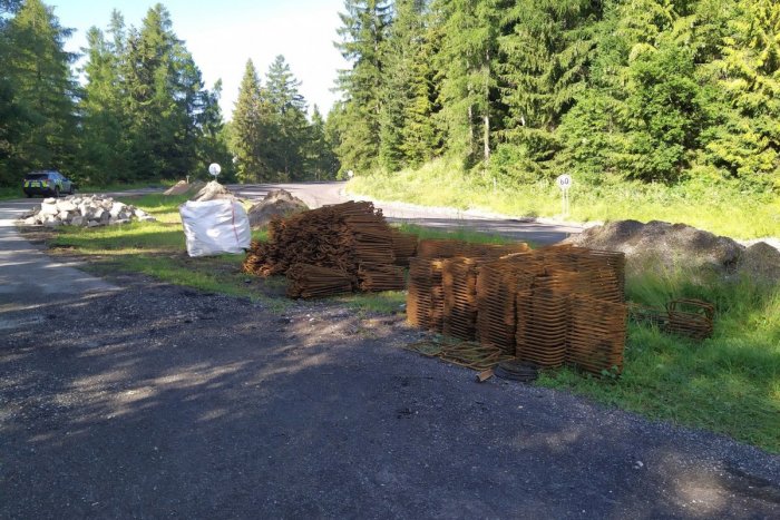 Ilustračný obrázok k článku Mladíkov z Hranovnice zlákala rekonštrukcia Cesta slobody: Ukradli betonárske prípravky