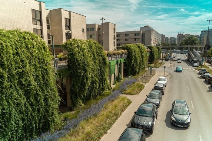 Ilustračný obrázok k článku Chodci majú obmedzený vstup na schody k lávke: Prebiehajú tam práce