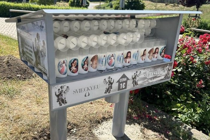 Ilustračný obrázok k článku Zaujímavá NOVINKA: V obci pri Trnave majú na cintoríne SVIEČKOMAT