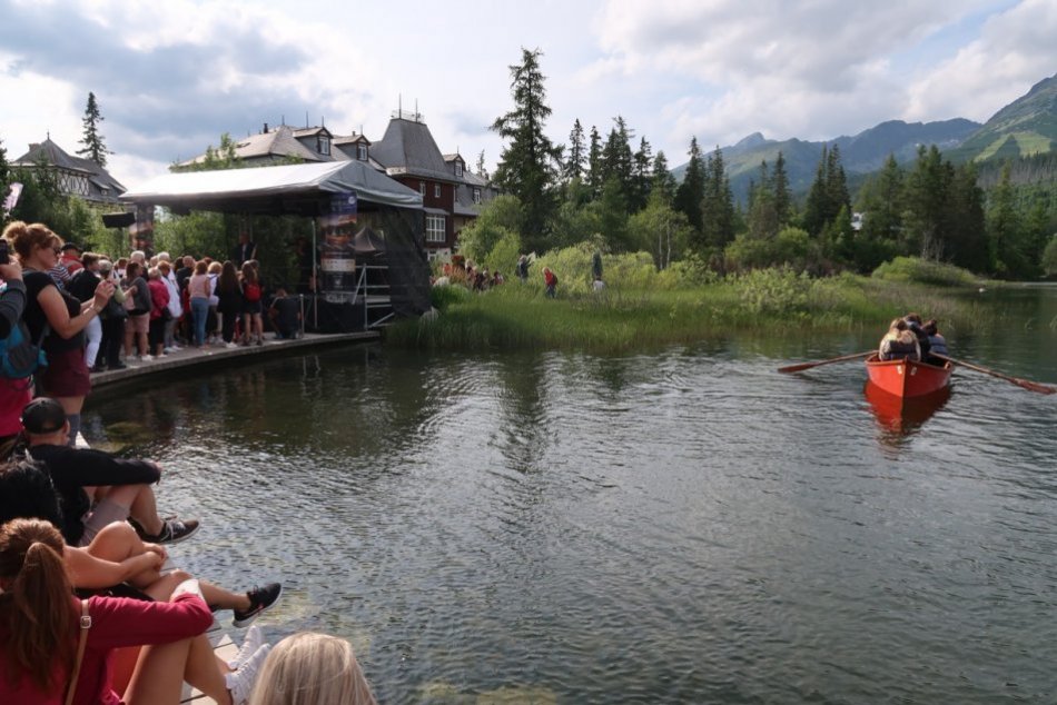 Ilustračný obrázok k článku Obnovili tradíciu spoločného člnkovania: Benátska noc na Štrbskom plese zaujala, FOTO