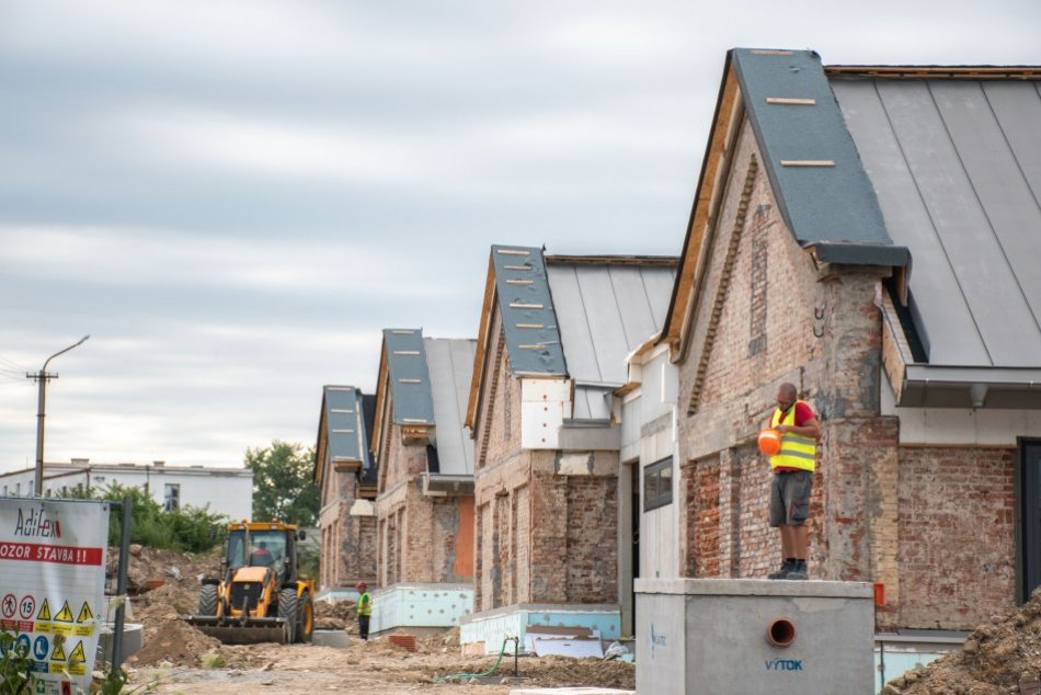 Ilustračný obrázok k článku Na Martinskom vrchu pokročili práce: Štyri budovy dostávajú nový šat, FOTO