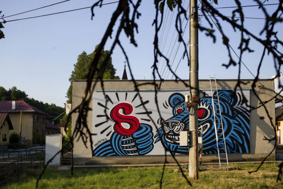 Ilustračný obrázok k článku Medveď sa objavil v ďalšej obci: Podpoliansku dedinu zdobí VEĽKOROZMERNÁ maľba, FOTO