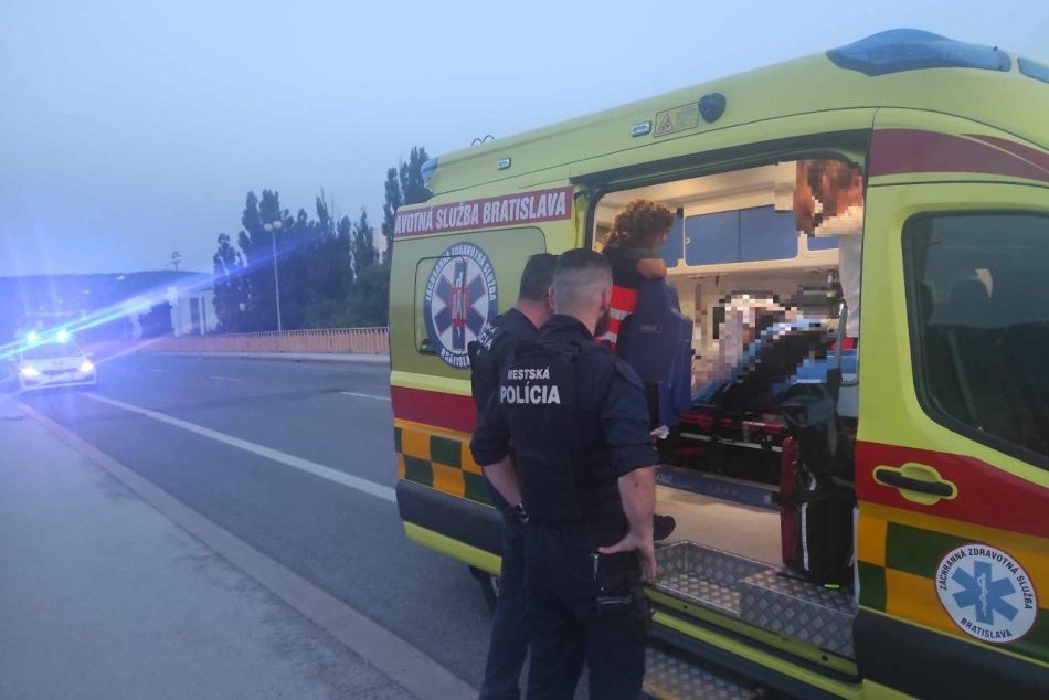 Ilustračný obrázok k článku Mestskí policajti ZASIAHLI v poslednej chvíli: Žene zabránili SKOČIŤ z mosta, FOTO
