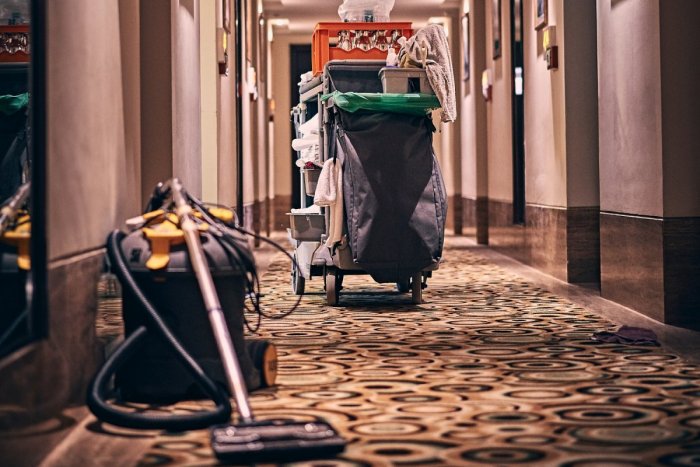 Ilustračný obrázok k článku Vyzradené TAJOMSTVO hotela o upratovaní: Platí heslo, že izba má vyzerať čisto, NIE byť čistá!