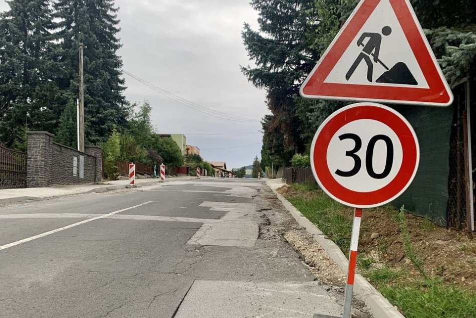 Ilustračný obrázok k článku Na Poľnej prebehne výmena asfaltov: Dopravu čiastočne OBMEDZIA