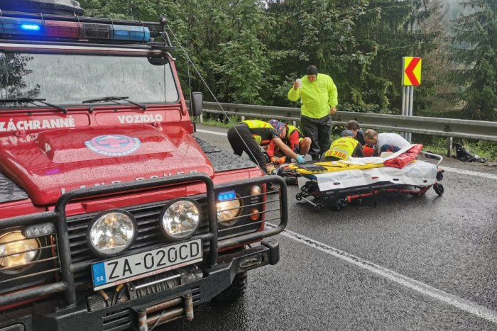 Ilustračný obrázok k článku Vážna nehoda na ceste pod Donovalmi: Motorkár po páde ostal ležať na zemi