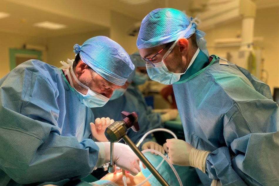 Ilustračný obrázok k článku Veľa Slovákov má PROBLÉMY s chrbticou: V bystrickej nemocnici pomáha NOVÝ typ operácie, FOTO