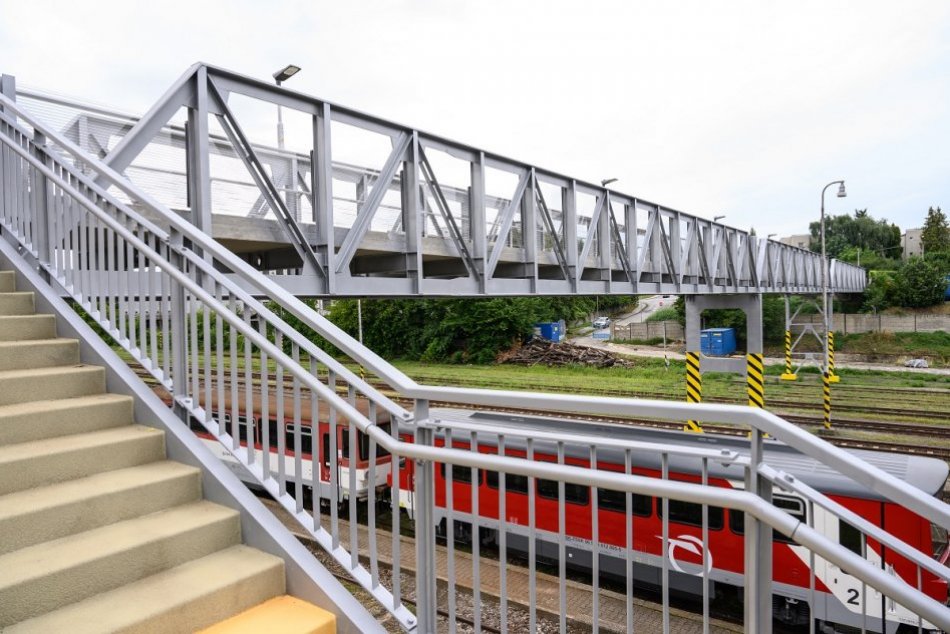 Ilustračný obrázok k článku Pešia lávka nad železnicou je hotová: Výťah ešte v prevádzke nie je