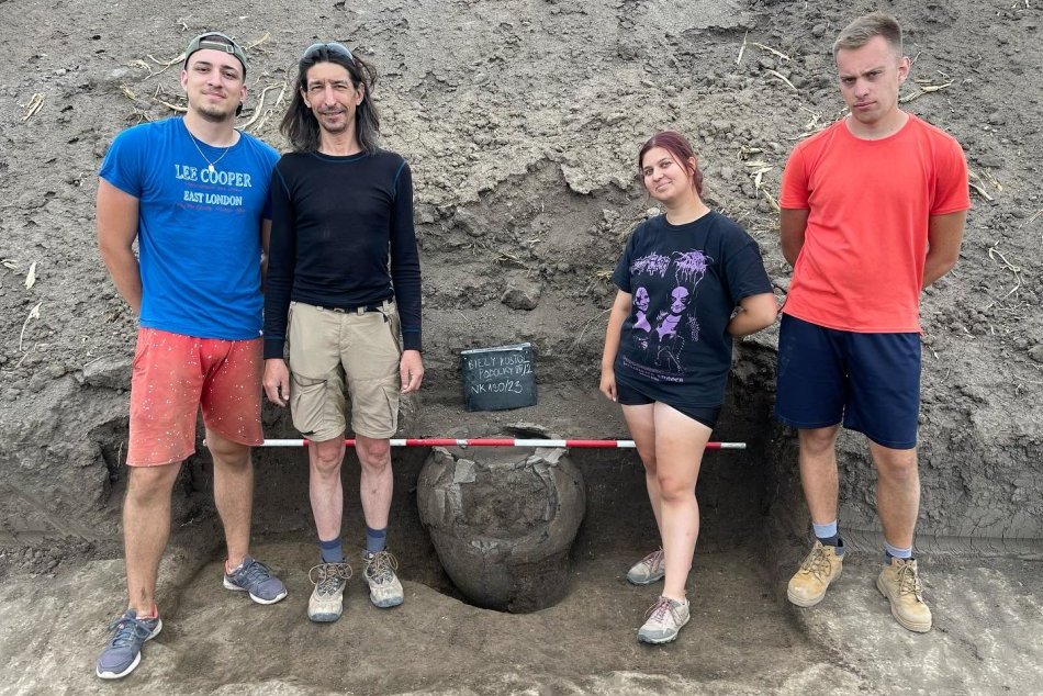 Ilustračný obrázok k článku MEGA objav archeológov: V Bielom Kostole našli aj celú nádobu z doby kamennej