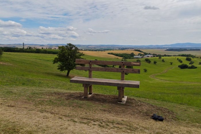 Ilustračný obrázok k článku Nová turistická atrakcia: Na Záhorí postavili OBRIU lavičku, VIDEO
