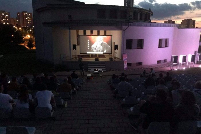 Ilustračný obrázok k článku Začínajú sa Klokočinské kultúrne večery: Premietanie bude každý augustový piatok, PROGRAM