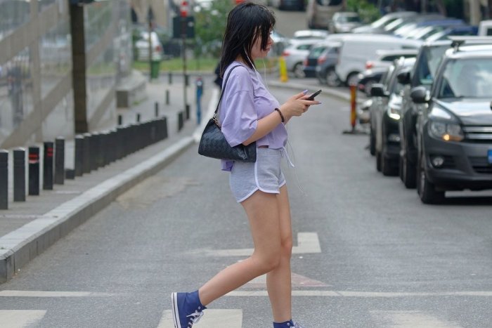 Ilustračný obrázok k článku Chodci hľadiaci do telefónu sú PROBLÉM: Testujú preto už aj špeciálny SEMAFOR