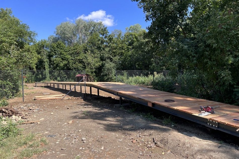 Ilustračný obrázok k článku V nitrianskom parku rastie nové vyhliadkové MÓLO: Umožní pozorovať zvieratá