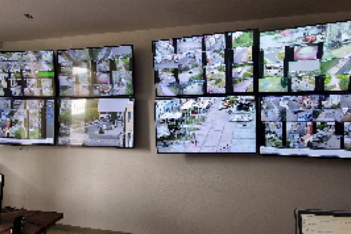 Ilustračný obrázok k článku Ženu OKRADLI priamo v bystrickom parku: Dvojica však nerátala s kamerami