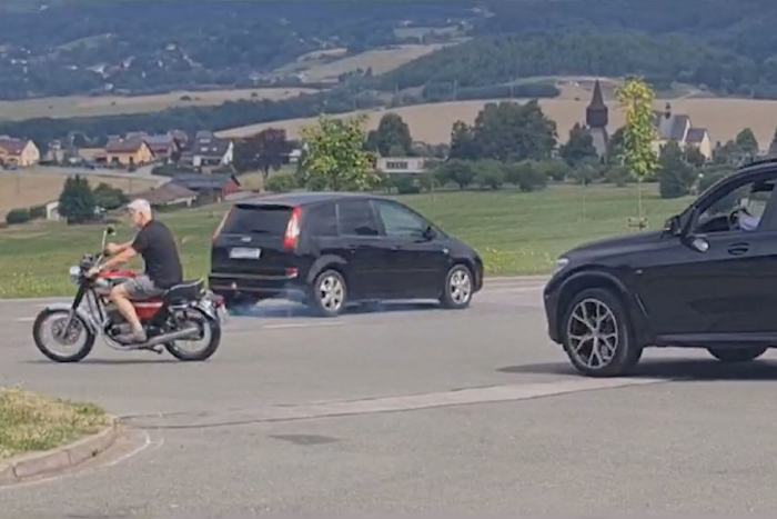 Ilustračný obrázok k článku Prezidenta Pavla ľudia prichytili na motorke BEZ prilby: Bola to hlúposť, OSPRAVEDLŇUJEM sa!