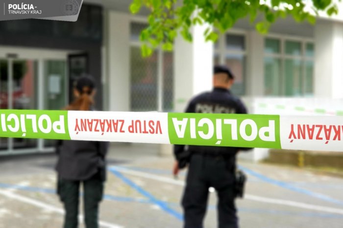 Ilustračný obrázok k článku Dráma v Trnave: Muž hrozil, že skočí zo strechy! Vyjednávanie trvalo 6 hodín