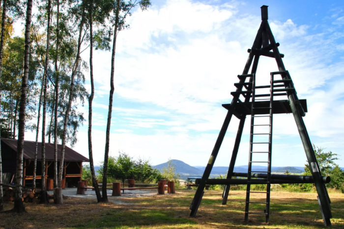 Ilustračný obrázok k článku Hrôza a panika na rozhľadni: Z výšky odtiaľ spadlo 8 DETÍ!