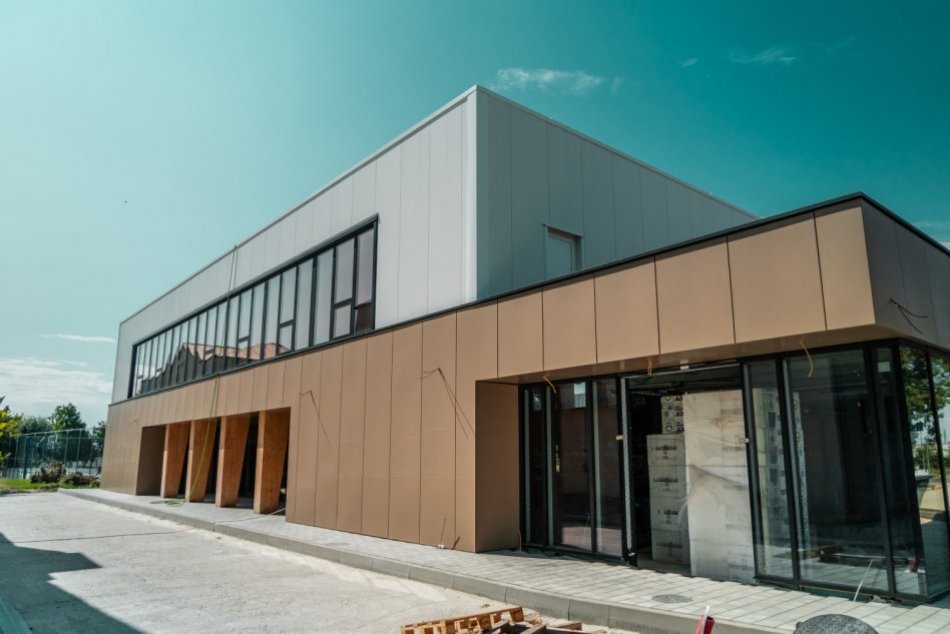 Ilustračný obrázok k článku Žiaci v Modranke sa môžu tešiť na modernú telocvičňu: FOTO tesne pred dokončením