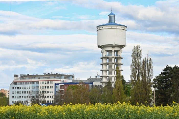 Ilustračný obrázok k článku Prehliadky Bellušovho VODOJEMU sa presúvajú: Meškajú práce na novom zábradlí