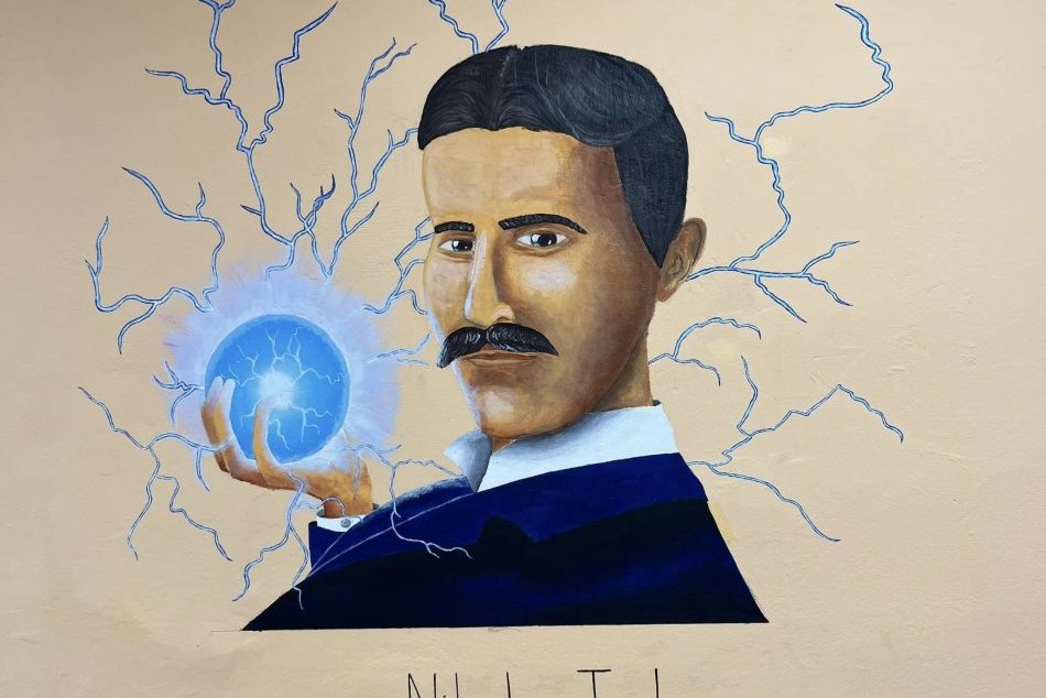 Ilustračný obrázok k článku SKVELÝ nápad! V škole na východe majú originálne skrášlenú stenu osobnosťami fyziky, FOTO