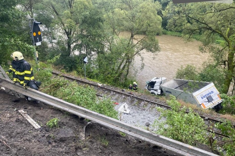 Ilustračný obrázok k článku HROZIVÁ nehoda OCHROMILA dopravu: Kamión spadol na železničnú trať