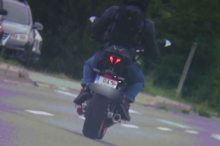 Ilustračný obrázok k článku Motorkár trielil cez dedinu 94 km/h: Počas kontroly NAFÚKAL