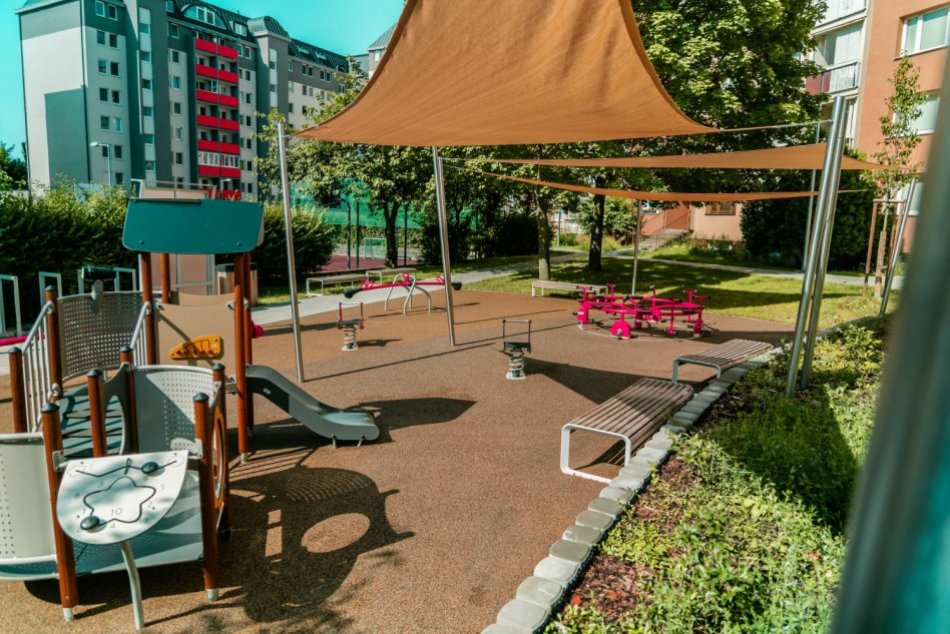 Ilustračný obrázok k článku Oddychová zóna a multifunkčné ihrisko: Trnavčania majú nový priestor na šport aj relax