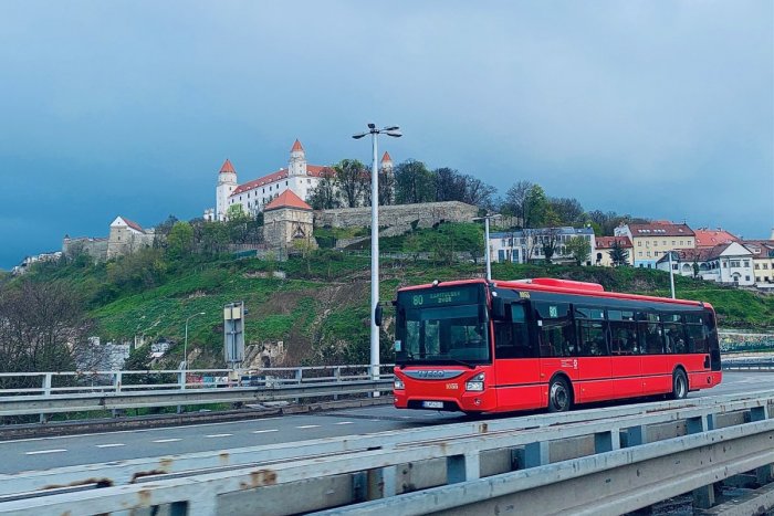 Ilustračný obrázok k článku V bratislavskej MHD testujú nový typ vyhlasovania zastávok: Začujete hlas umelej inteligencie