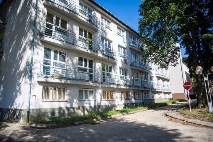 Ilustračný obrázok k článku Idú BÚRAŤ niekdajšiu vychýrenú nemocnicu: Pripravte sa na hluk a prach! FOTO