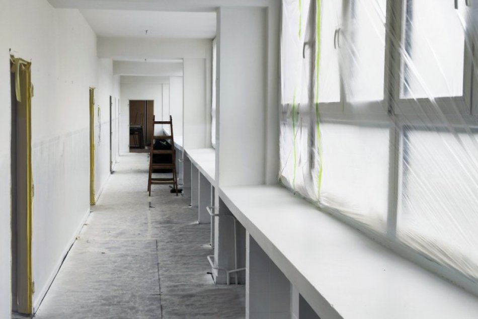 Ilustračný obrázok k článku DOBRÁ správa pre žiakov zasiahnutej školy požiarom: Práce NAPREDUJÚ, stihne sa vyučovanie? FOTO