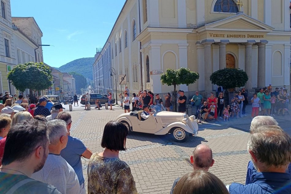 Ilustračný obrázok k článku VETERÁNY na námestí či BOZKÁVAČKA pre zaľúbených: Vybrali sme TOP 20 akcií týždňa