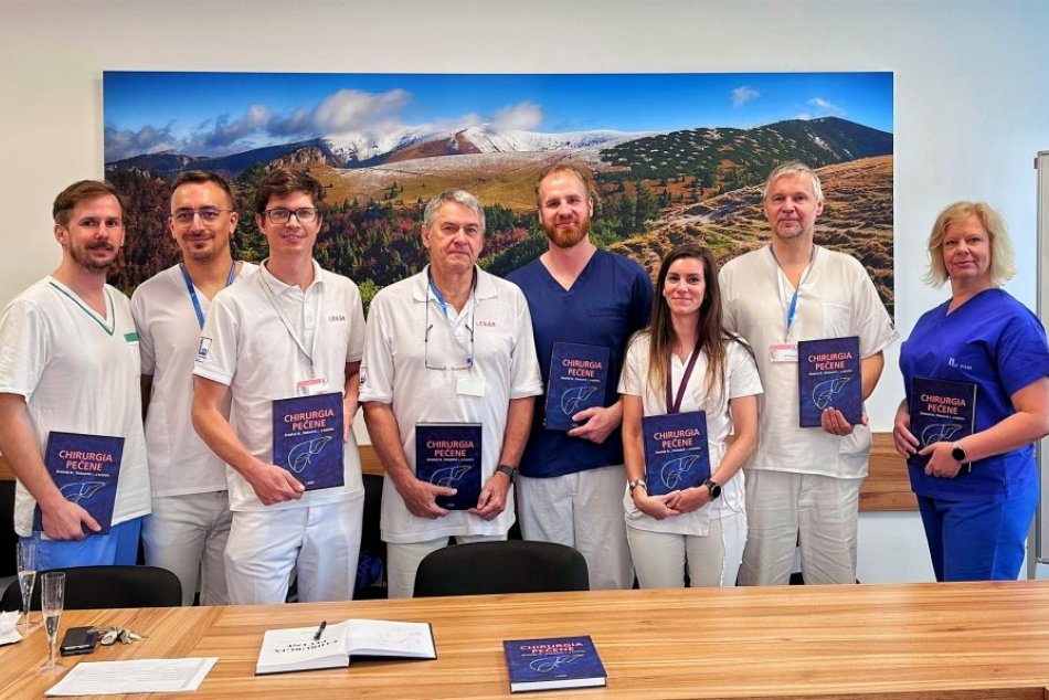 Ilustračný obrázok k článku SKVELÁ práca bystrických lekárov: Spoločne vytvorili knihu, ktorá bude POMÁHAŤ