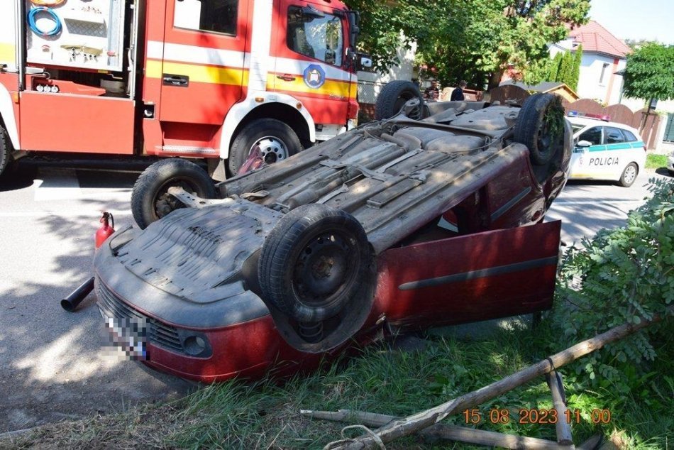 Ilustračný obrázok k článku Bočná zrážka skončila HROZIVO: Auto na streche, vodičku odvážali záchranári, FOTO