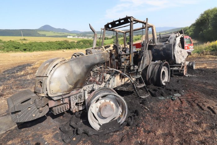 Ilustračný obrázok k článku Škodu vyčíslili na 100-tisíc. Traktor na poli vo Veľkom Šariši zachvátil POŽIAR