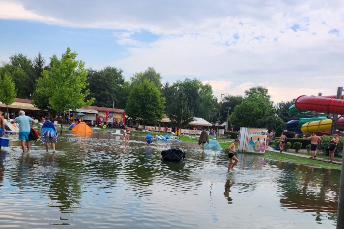 Ilustračný obrázok k článku Na Slovensku začali vyčíňať BÚRKY: Silná prietrž zaplavila známe KÚPALISKO