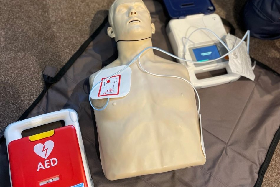 Ilustračný obrázok k článku ZÁCHRANA života bude jednoduchšia: Kúpele Sliač majú DEFIBRILÁTOR už aj v exteriéri, FOTO