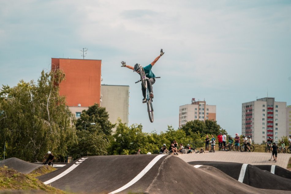 Ilustračný obrázok k článku V Trnave neoficiálne pokrstili nový pumptruck: Jazdci predviedli KASKADÉRSKE kúsky