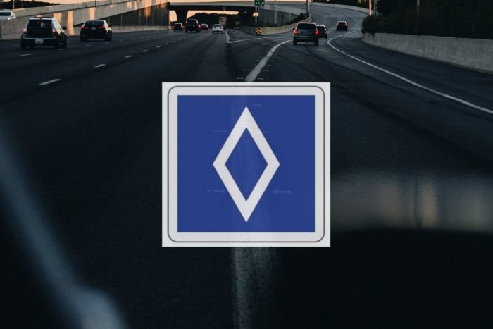 Ilustračný obrázok k článku Nová značka, s ktorou sa šoféri ešte len zoznamujú: ČO znamená KOSOŠTVOREC na diaľnici?