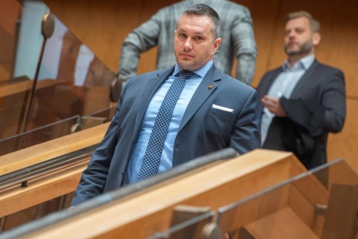 Ilustračný obrázok k článku Šéfa SIS Michala Aláča prepustili zo zadržania, obvinenie naďalej odmieta